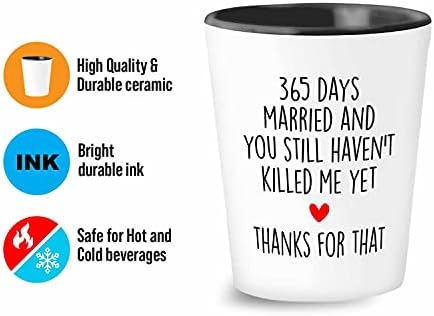Годишнината Shot Чаша 1.5 oz - 365 Дена во Брак И Сеуште не сте Убиени Ми - 1 Година Свадба Неколку Ангажман Денот на Вљубените Неговата